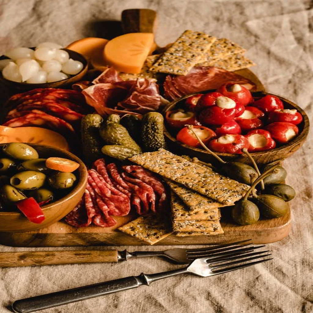 Borrelplank met kazen, olijven en charcuterie
