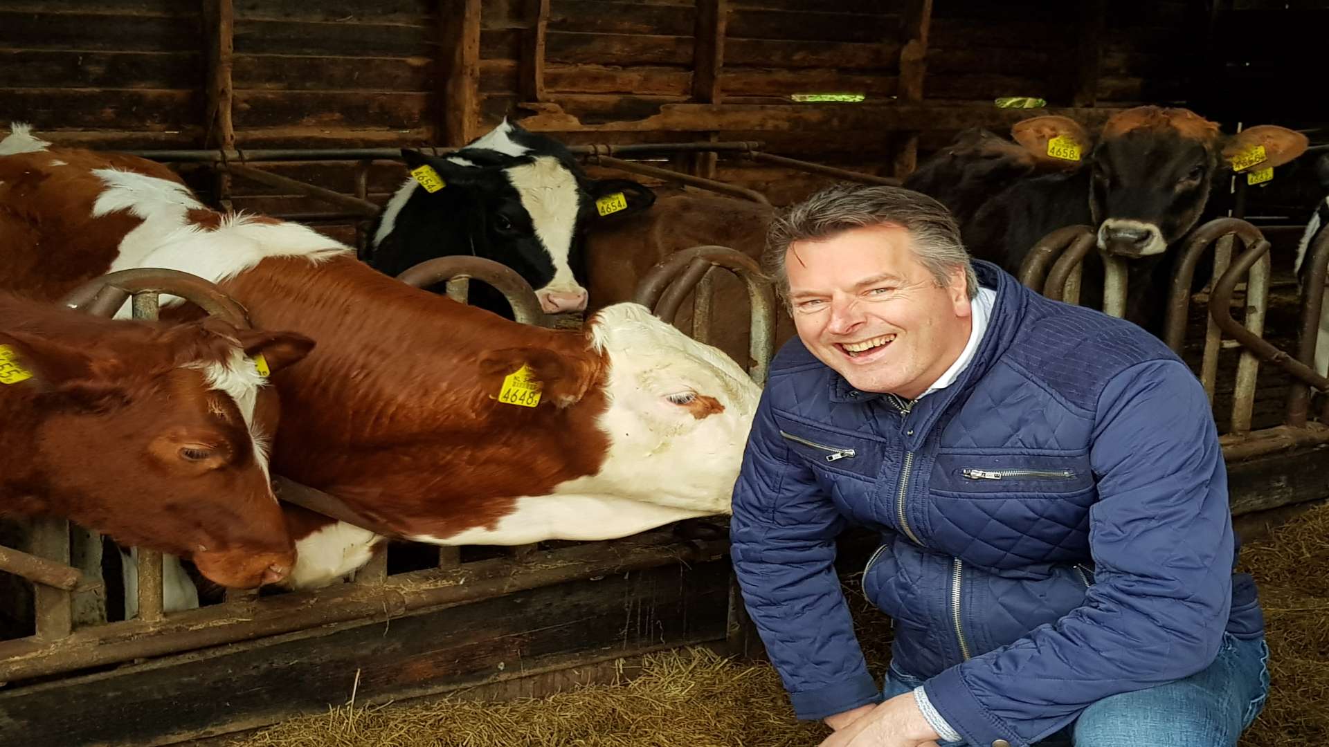 Fred in 't Ven aan het werk met kaas in de winkel