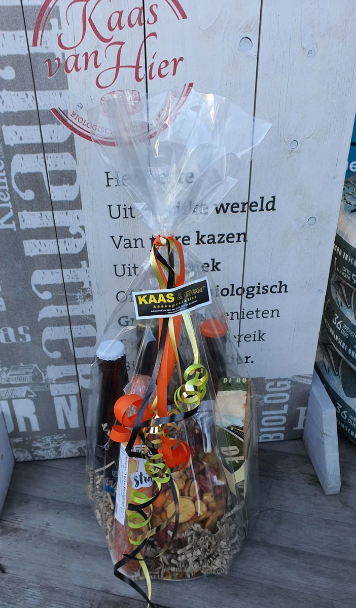 Feestelijk verpakt delicatessenpakket van Kaas & Meer